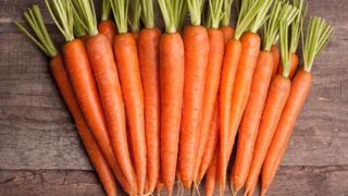 上一张木桌清新甜美胡萝卜