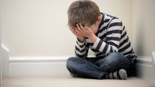 儿童感觉心烦由于欺凌和抑郁症