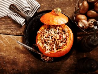 suffedpumpkinone 这是一幅秋天美味的南瓜图片,里面填满了新鲜的蘑菇,可以作为当季的晚餐,