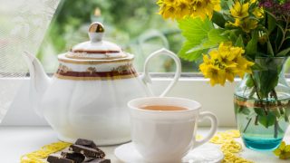 有红茶、巧克力和鲜花的茶具
