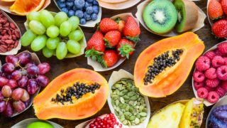 满满一桌子的新鲜水果