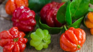 上一张木桌不同颜色的樱桃苏里南