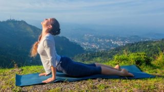一位在山上表演拜日式的女士