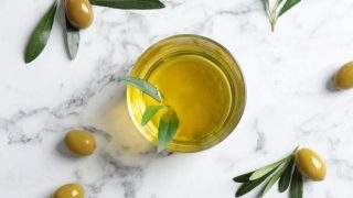 与清新甜美的油或橄榄油平外行组成上的大理石背景