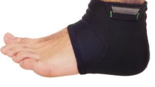 一个人的肿起的脚踝绑了一个黑色绉绷带