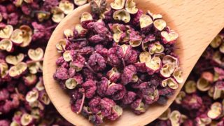 木勺盛着花椒的特写镜头