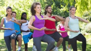 一群人在公园里锻炼