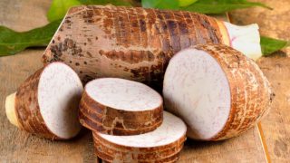 将切好的芋头根放在木桌上