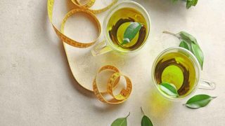 两个茶杯,并保持在白色画布上卷尺