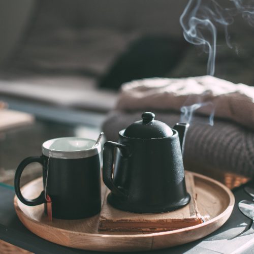 一杯蒸茶和桌子上的锅