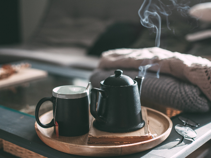 一杯蒸茶和桌子上的锅