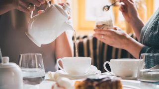 茶时间与两个人享受茶和茶时间甜点