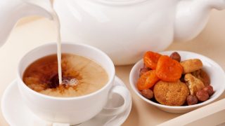 牛奶倒入一杯强烈的爱尔兰茶