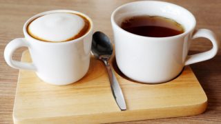 木盘上放着茶和咖啡,还有一把银勺