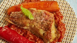 Senagal的传统菜肴,Thieboudienne或chebu jen,由鱼、米饭和番茄酱制成