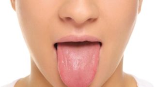 一个伸着舌头的女人的特写