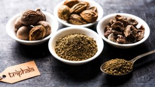 汤匙中的古代Triphala粉和其他香料