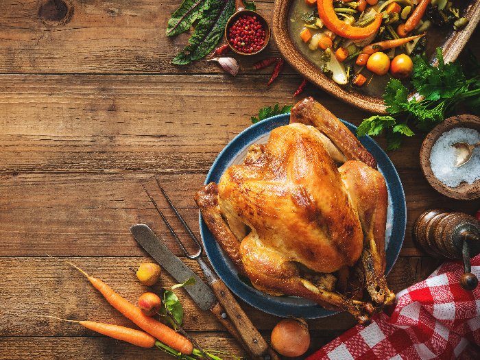 在质朴的木桌上感恩节火鸡