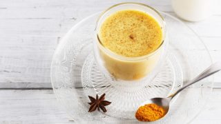 一勺姜黄和八角放在茶托上,再来一杯姜黄茶。