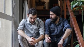 一群年轻人在办公室的楼梯上谈话