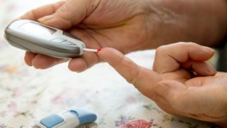 刺血手指测试血糖水平