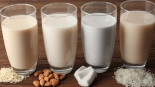 图片显示不同类型的素食牛奶