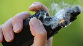 关闭拿着e香烟的手