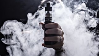 手里拿着一支电子烟