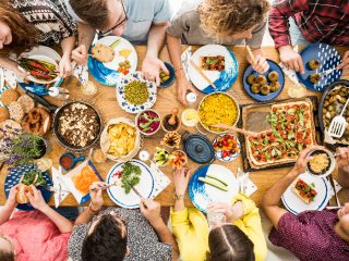 veganfoodone 一群人吃健康食品顶视图