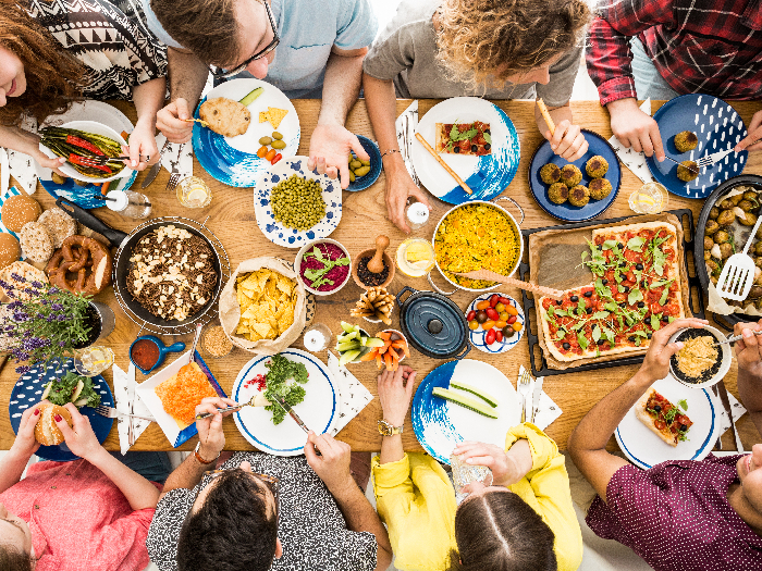 人们吃健康食品俯视图组
