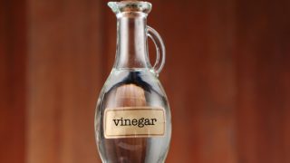 一瓶醋与它的标签上一张木桌