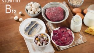 含维生素B12,鱼,肉,奶酪,牛奶,鸡蛋,蘑菇和燕麦食品。