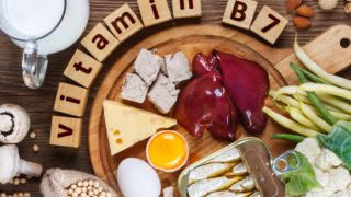 含有维生素B7的食物:肝脏、鱼罐头、鸡蛋、牛奶罐、蘑菇、豆类、坚果和蔬菜。