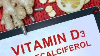 维生素D3写在屏幕上,上面有姜、药片和柠檬