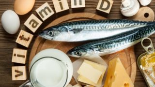 与富含维生素D的食物如鸡蛋、鱼和奶酪一起食用