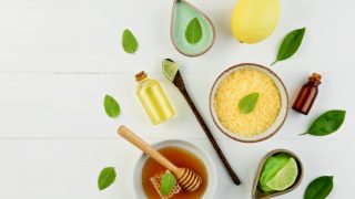 小瓶,勺子,叶子,碗的蜂蜜,酸橙,谷物,和水的平线视图