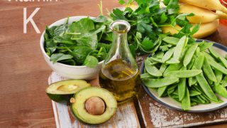 羽衣甘蓝,鳄梨,豆子,火腿和香蕉放在木托盘上