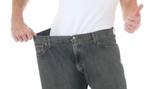 一个男人穿着大码牛仔裤,看起来像是在减肥
