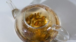 近距离的茶壶与柳树树皮制成的茶