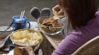 试图避免吃垃圾食品的女人