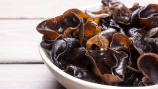 新鲜果冻耳朵在碗里