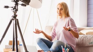 制作视频的女性影响者