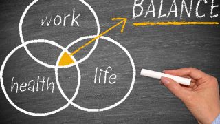 在黑板上练习生活平衡