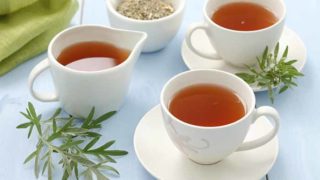 白色木质表面三杯茶