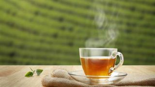 热茶在木桌上一个杯子