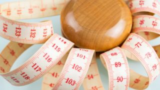 被旋转的卷尺环绕的木制把手。