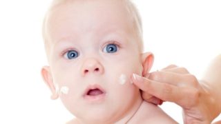 婴儿婴儿的婴儿在他的脸上