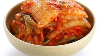 一碗在白色背景的kimchi