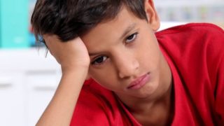 一个pensive-looking男孩