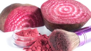 自制甜菜粉化妆品放在甜菜根旁边